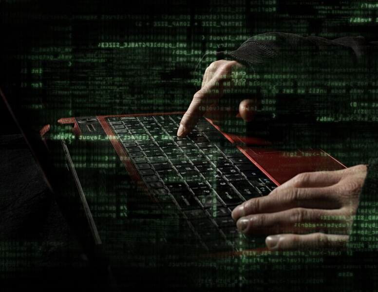 Hacker píše na klávesnici