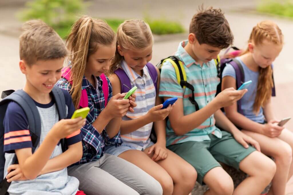 Děti drží v ruce chytré telefony