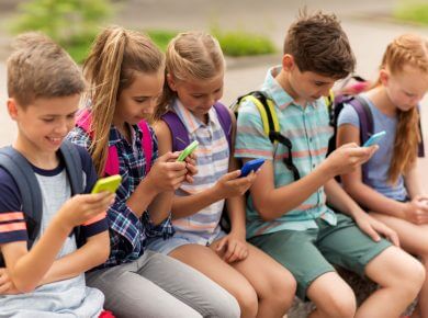 Děti drží v ruce chytré telefony