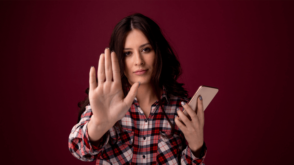 žena chrání svá data v mobilním telefonu před zneužitím