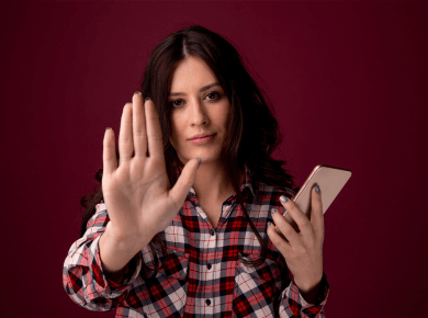 žena chrání svá data v mobilním telefonu před zneužitím