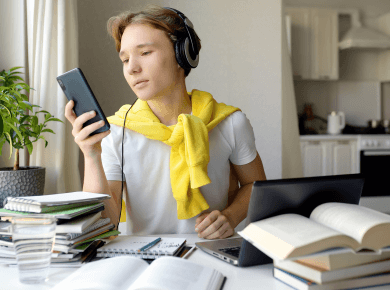 školáci a studenti využívají chytré telefony a technologie ve škole a ke studiu.