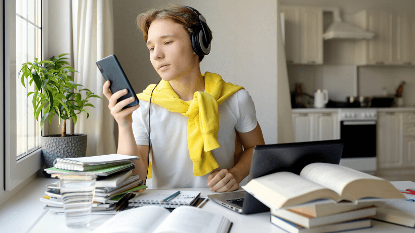 školáci a studenti využívají chytré telefony a technologie ve škole a ke studiu.