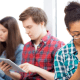 studenti využívající chytrá zařízení, jako je smartphone, ke studiu