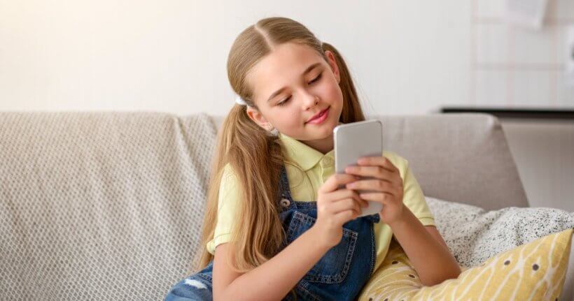 Algoritmus dětem na dané sociální síti nabízí to, o čem si „myslí“, že by je mohlo bavit a zaujmout.