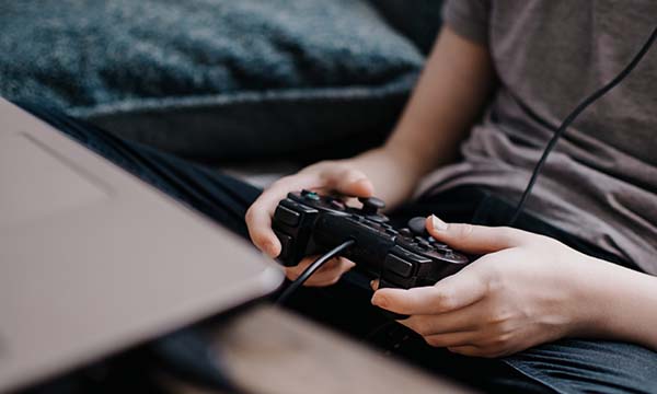 Online hry mohou být útočištěm pro děti, které mají problém najít si kamarády a zapadnout