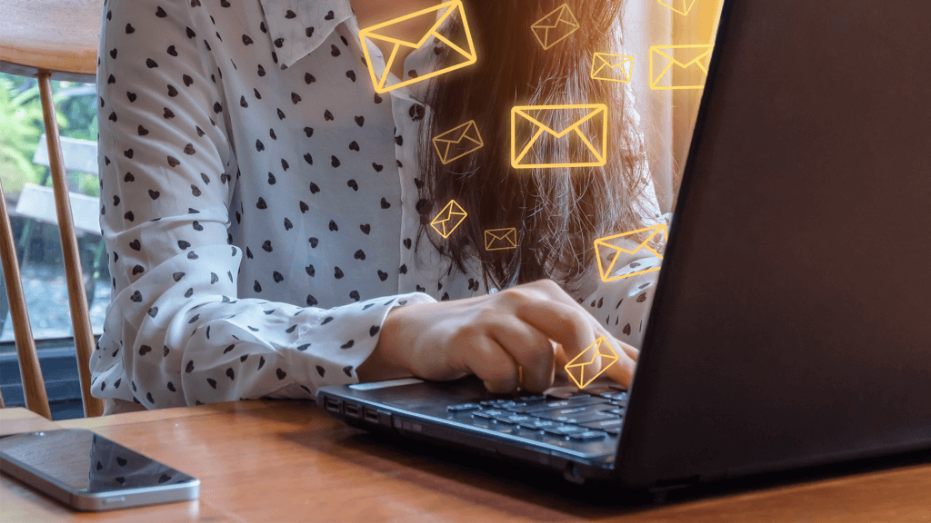 Kybernetičtí útočníci šíří spyware přes e-mailové přílohy