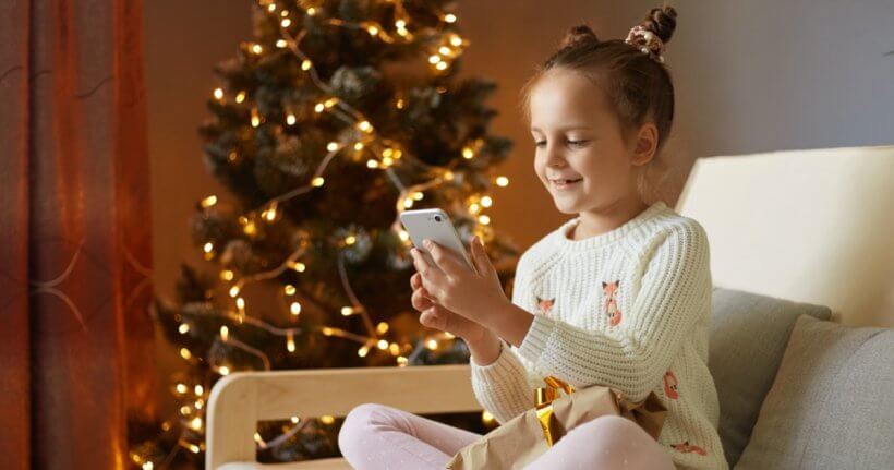Důležitější otázka, než kdy mají děti dostat první vlastní smartphone, je otázka za jakých podmínek.