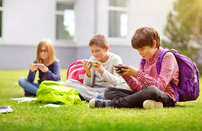 Závislost na telefonu ohrožuje i děti. jak se bránit?