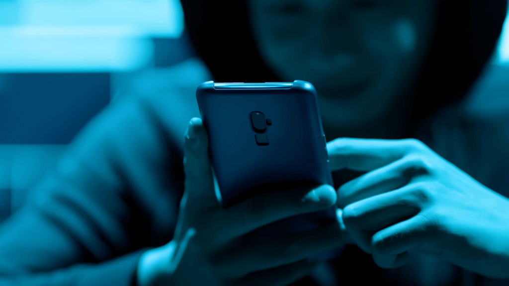 Modré světlo z chytrých telefonů má negativní vliv na spánek. 