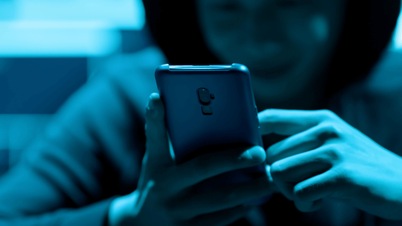 Modré světlo z chytrých telefonů má negativní vliv na spánek