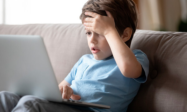 jak chránit děti před online podvodníky